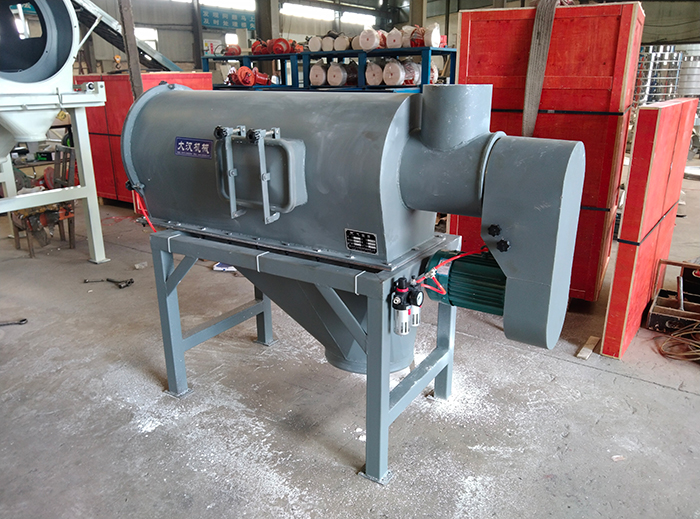 氣流篩采用碳鋼材質(zhì)的外殼，臥式的篩網(wǎng)利用風(fēng)力與物料的離心力對物料進(jìn)行篩分。產(chǎn)量高，效果好。