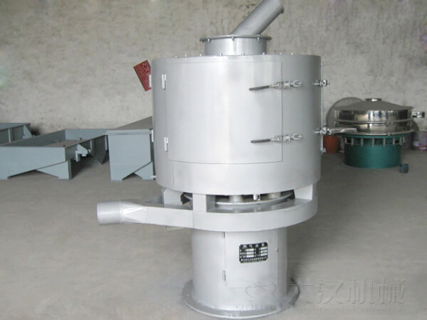 氣流篩與其它普通振動(dòng)篩不同的是其采用的是立式篩網(wǎng)，篩分主要?jiǎng)恿碜燥L(fēng)機(jī)的吹動(dòng)帶動(dòng)物料撲向篩網(wǎng)，從而完成篩分目的。